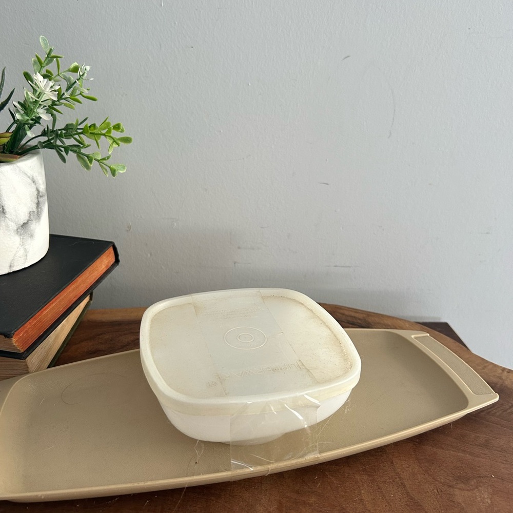 Tupperware White and Tan Chip & Dip Trap Container Set vintage